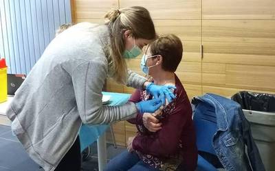 Nafarroan aste honetan hasiko dira hirugarren dosia jartzen 60 eta 69 urte bitartekoei