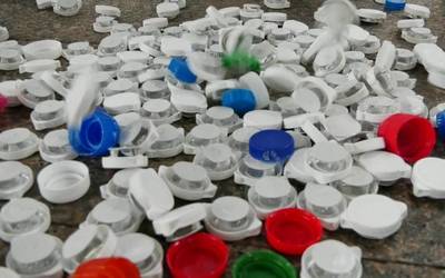 Plastikozko tapoiak bilduko dira, birziklatu eta eserleku bat egiteko