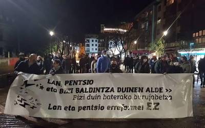 Lan, pentsio eta bizi baldintza duinen alde elkarretaratu dira Zumaian gaur iluntzean