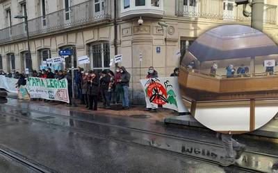 "Tapia Legea" geldiaraztea eskatu dute Legebiltzarraren barruan eta kanpoan