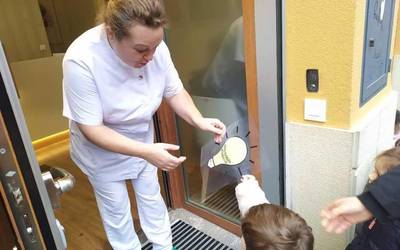 Euskara isiotzen jardun dute Arizmendiko neska-mutikoek herriko dendetan
