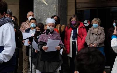 Adierazpen instituzionalak eta irakurketak izan dira nagusi, Euskararen nazioarteko eguneko goizean