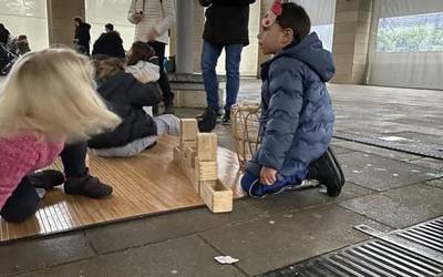 Euskal ginkana eta jolasak egin dituzte gaztetxoek azokan
