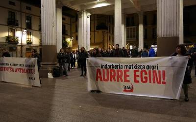 Goierrin salatutako eraso sexistak gaitzesteko elkarretaratze jendetsua Gazte Asanbladak eta Itaiak deituta