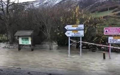 Ibaiak gainezka egin duelako, errepidea itxita