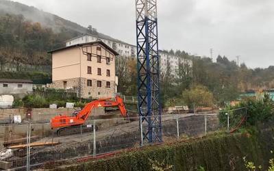 San Andres kaleko hiru etxebizitza hustu dituzte erreka parean bart gertatutako luizi batengatik