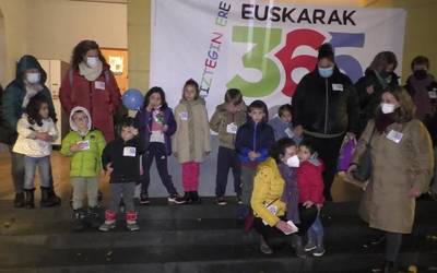 Ormaiztegiko txikienen aldarria: Euskarak 365 egun