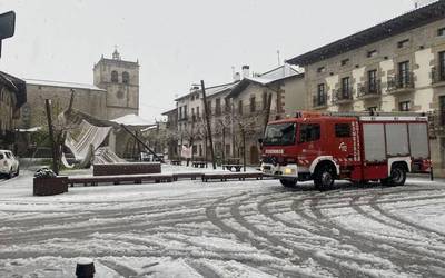 Elurraren kargarekin estalpeko toldo bat behera
