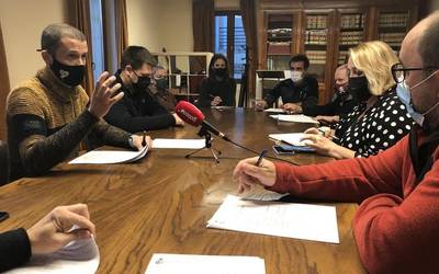 EH Bilduk dio batzordeak direla proposamenak egin eta eztabaidatzeko guneak, eta jeltzaleek ez dutela erdietan parte hartzen