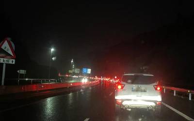 Bi autoren arteko istripua izan da Antzuolan eta auto ilarak sortu dira