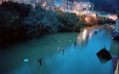 Mendaro isolatuta dago Deba ibaiak gainezka egin ondotik