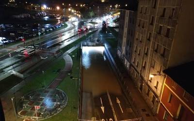 N633 errepidea itxita dago, trabakua parean, euriteak eragindako lur jausi baten ondorioz