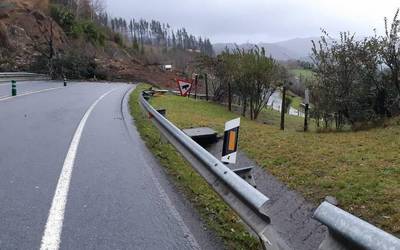 N633 errepidea itxita dago, Trabakua parean, euriteak eragindako lur jausi baten ondorioz