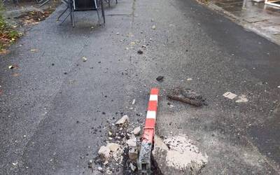 Mañarian Errekondo jatetxe pareko metalezko piboteak bota dituzte