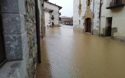 Ibaiek gainezka egin dute, errepidetan arazoak sortuz