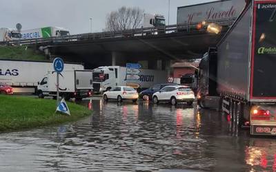 Bera eta Irun lotzen dituen N-121-A errepidea itxi dute Puntxas parean