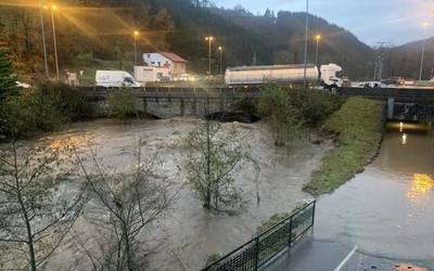 Deba ibaia hazita doa Elorregin, trafikoan arazorik sortu ez duen arren