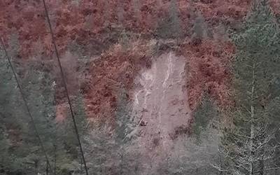 Lur-jausiak eta bidegorria itxita Oñatin, baina errekak beren bidetik