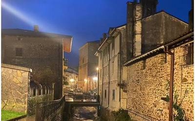 Antzuolako erreka hazita, baina bere bidetik doa