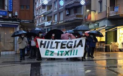 Laudioko kaleak hartu dituzte beste behin Aiaraldeko baserritarrek hiltegiaren irekiera aldarrikatzeko