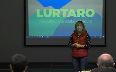 Lurtaro bere proiektua aurkeztu eta ideiak jasotzeko  solasaldiak egiten ari da eskualdeko zenbait herritan