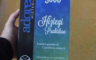 Paperezko hiztegia eskolan bai