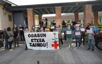 Osasun etxeak zaintzeko eskatuz elkarretaratzeak deitu dituzte ortziralerako
