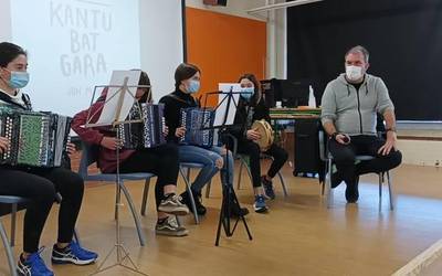 Elorrioko institutuko ikasleek Jon Maia bertsolariaren bisita jaso dute