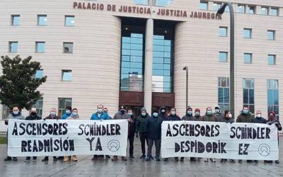 Bi kaleratzeren aurrean Schlinder enpresako teknikariek 8 orduko lanuztea egin dute