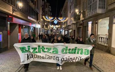 Bizitza duinen alde atera dira herritarrak kalera
