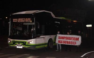 Garraioa Iraulik autobusa gelditu zuen garraio-zerbitzu duina eskatzeko