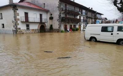 Urak arrasto ederra utzi du