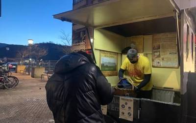 Gaztaina saltzaileak zabaldu du postua