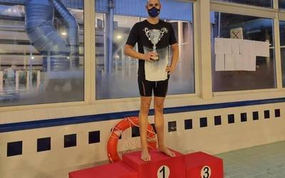 Gipuzkoako master mailako igerilari onenaren saria jaso du Pello Benitezek