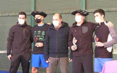 Bergarara eta Azpeitiara joan dira Santamasetako padel eta tenis txapelketetako txapelak
