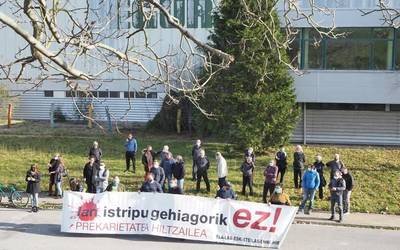 Zapatuko heriotza salatu dute Egurko enpresa aurrean