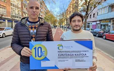 Dendak Baik eta Kurutziaga ikastolak 8.000 euro banatu dituzte Gabonetako zozketan