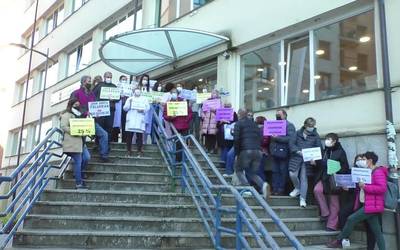 Lehen arreta indartzeko elkarretaratzea Tolosako  anbulategi aurrean sindikatuek deituta