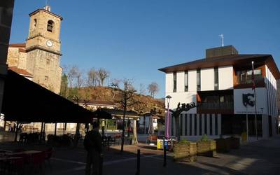Zaldibiako Udalak herriko plaza berrurbanizatzeko lanak amaitu ditu
