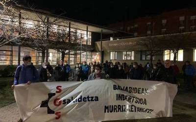 Osasungintza indartzeko eskatu dute dozenaka herritarrek Osasun Zentroaren aurrean