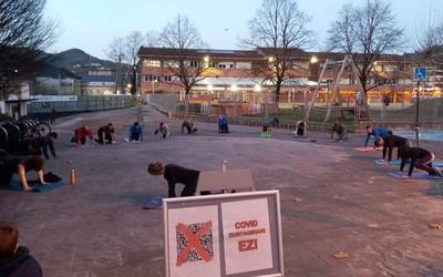 Gimnasia ariketak Agorrosin kanpoan, kiroldegirako 'COVID ziurtagiria' behar dela salatzeko