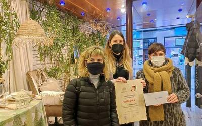 Aizterri Homek, Ostadar optikak eta Hizki papertegiak jaso dituzte erakusleiho lehiaketako sariak