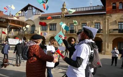 Olentzero eta Maridomingi, etxez etxeko langileen alde protestan