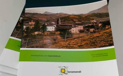'Aretxabaleta. Hamaika ibilaldi eta istorio' liburua salgai