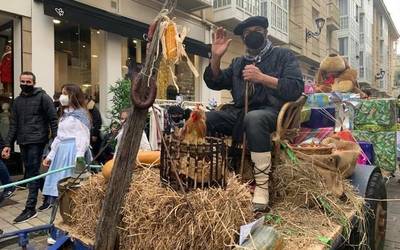 Olentzerok jaso ditu herriko umeen eskutitzak, festa giro politean