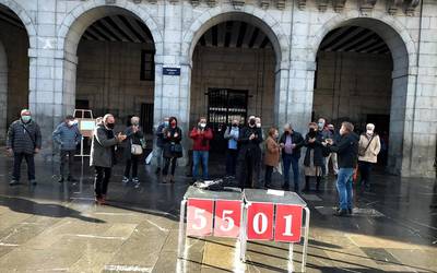 5.501 sinadura bildu dituzte, anbulatorioa 24 orduz zabaltzeko eskatzeko