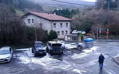 Auto bat kiskali da Olazar auzoan, bi edukiontzi erre ostean