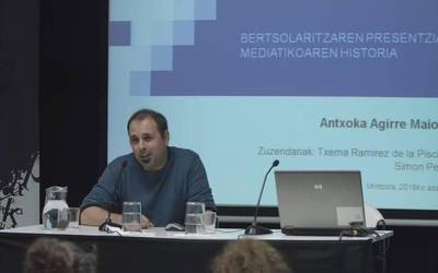 Antxoka Agirre: "Bertsolaritzaren historia mediatikoa kontatu dut liburuan"