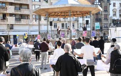 Euskal presoen eskubideen aldeko giza katea egin dute Durangon