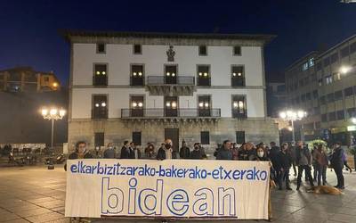Presoen eskubideen aldeko elkarretaratzea egin dute hainbat lagunek